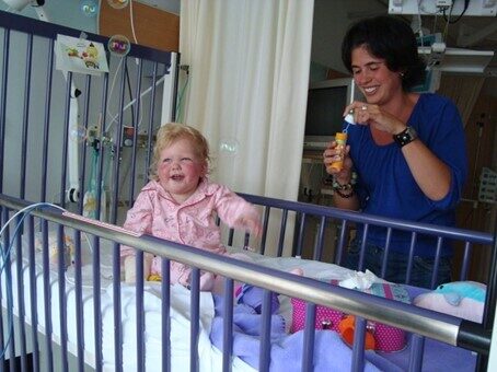 Amy in ziekenhuisbed