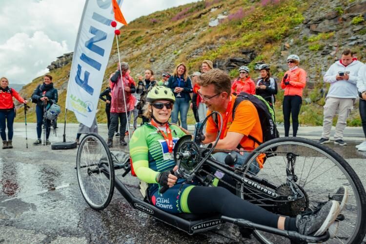 Handbiker Sandra Prins bij de finish van de Alpentocht in Val Thorens