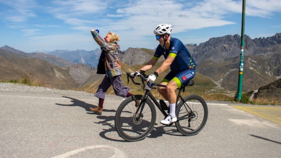 https://www.alpentocht.nl/files/visuals/_overview/Foto-Willem-met-clown.jpg